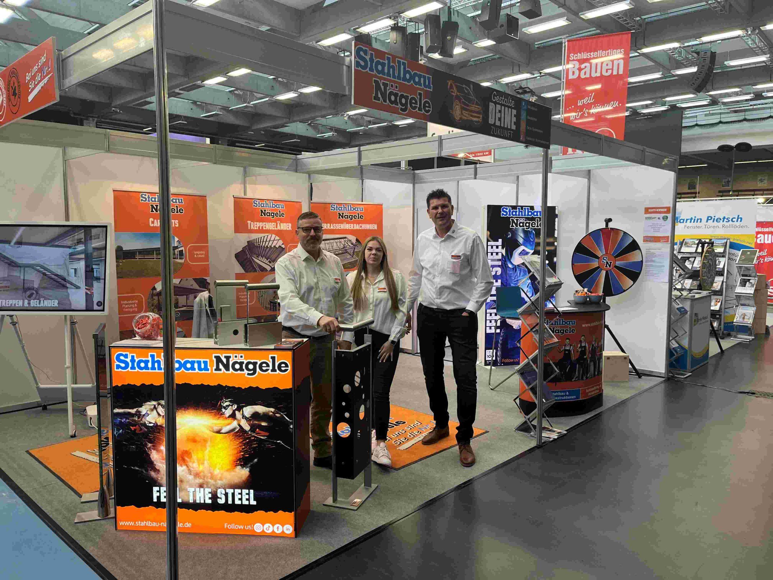 Stahlbau Nägele Messeteam auf dem Messestand bei der Baumesse Haus & Co.
