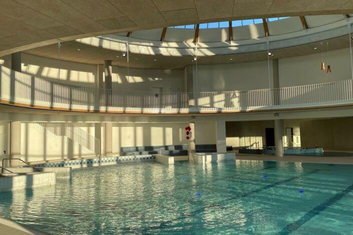 Rotunde und Handläufe, weiß lackiert, gefertigt und montiert von Stahlbau Nägele