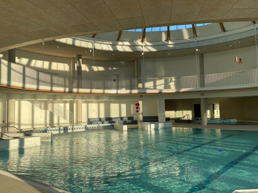 Rotunde und Handläufe, weiß lackiert, gefertigt und montiert von Stahlbau Nägele