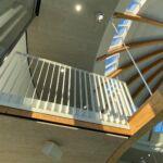 Podest-Geländer gefertigt aus Stahl, weiß lackiert von Stahlbau Nägele