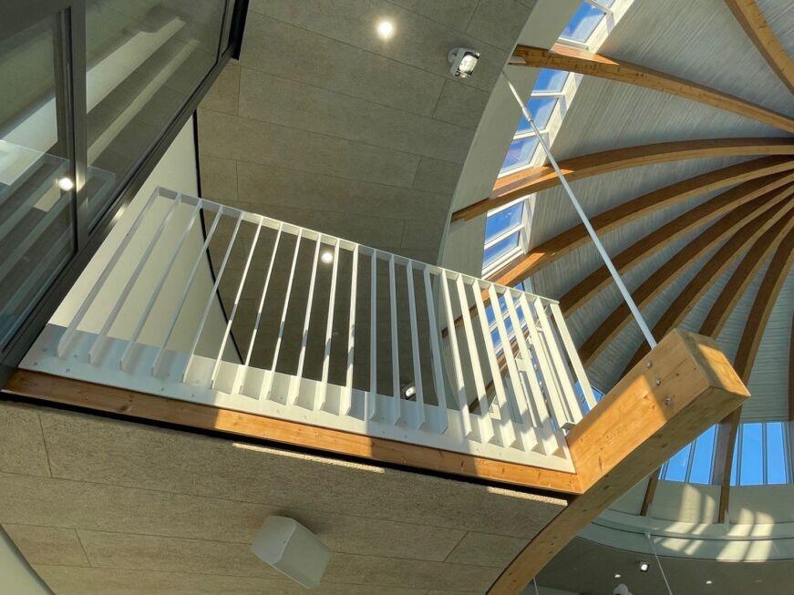 Podest-Geländer gefertigt aus Stahl, weiß lackiert von Stahlbau Nägele