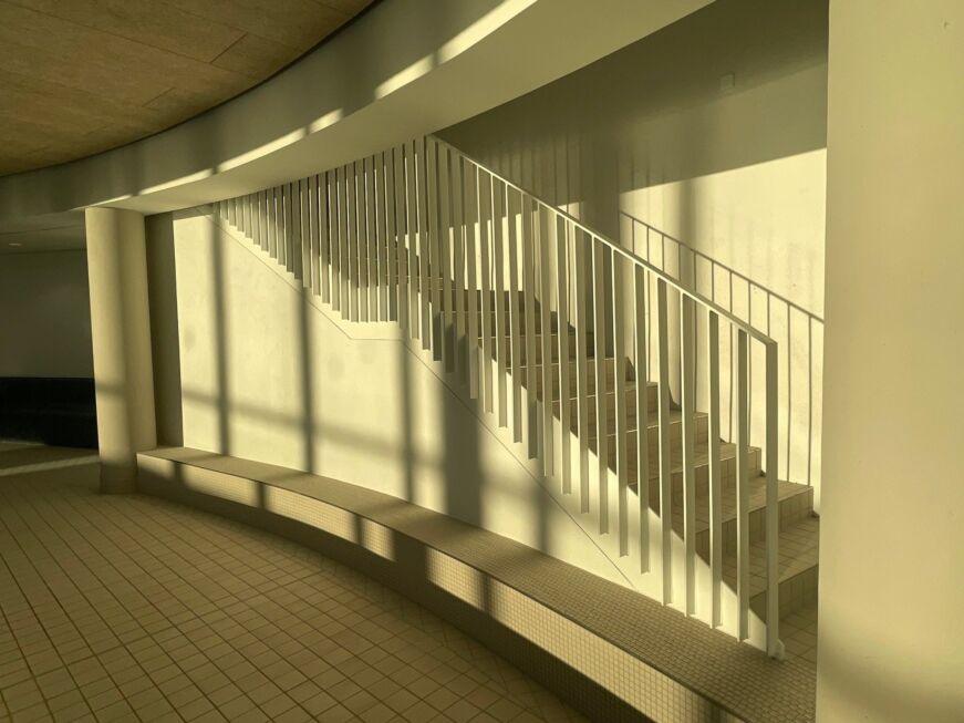 Treppengeländer gefertigt aus Stahl, weiß lackiert von Stahlbau Nägele