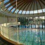 Innenansicht des Wunnebads in Winnenden, mit weißem Geländer und Holzhandlauf von Stahlbau Nägele.