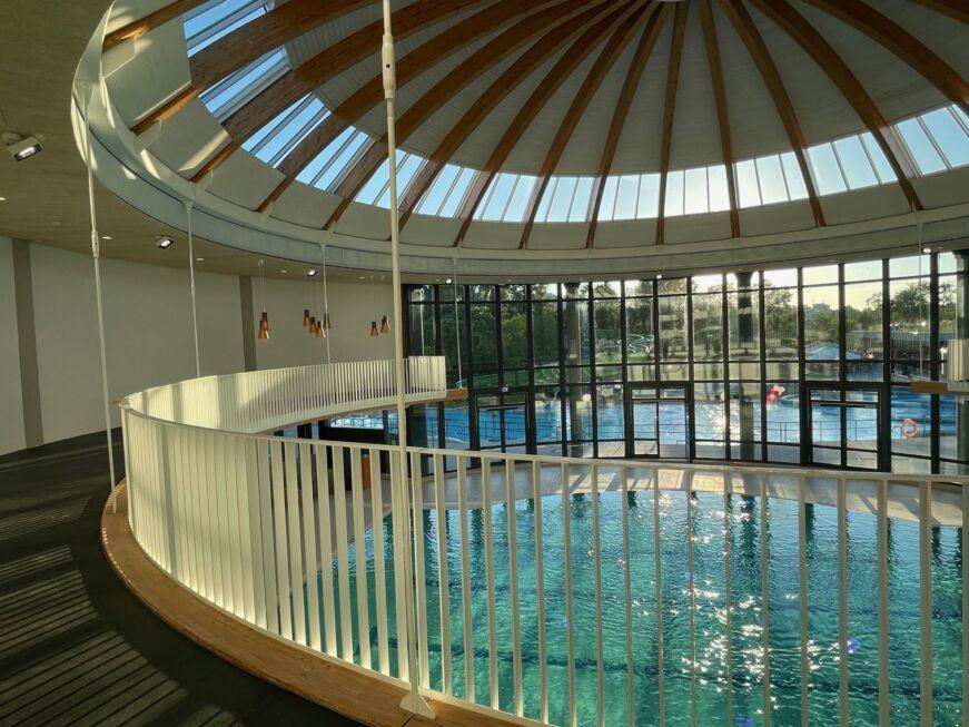 Innenansicht des Wunnebads in Winnenden, mit weißem Geländer und Holzhandlauf von Stahlbau Nägele.