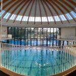 Innenansicht des Wunnebads in Winnenden, mit weißem Geländer und Holzhandlauf von Stahlbau Nägele.