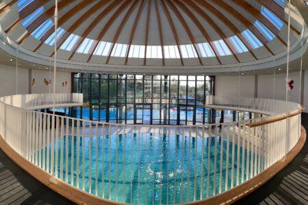 Innenansicht des Wunnebads in Winnenden, mit weißem Geländer und Holzhandlauf von Stahlbau Nägele.