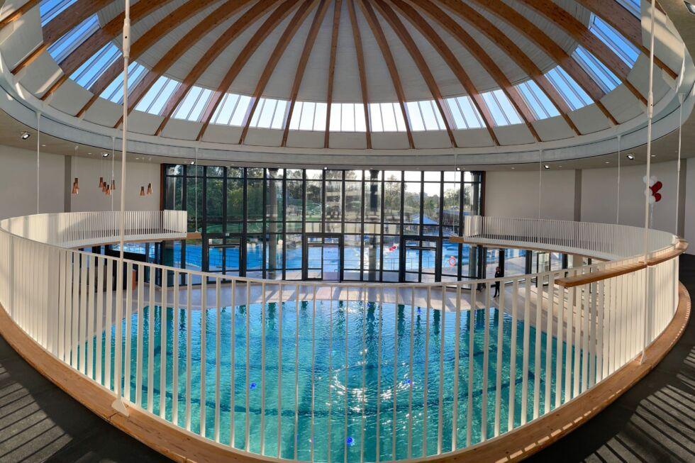 Innenansicht des Wunnebads in Winnenden, mit weißem Geländer und Holzhandlauf von Stahlbau Nägele.